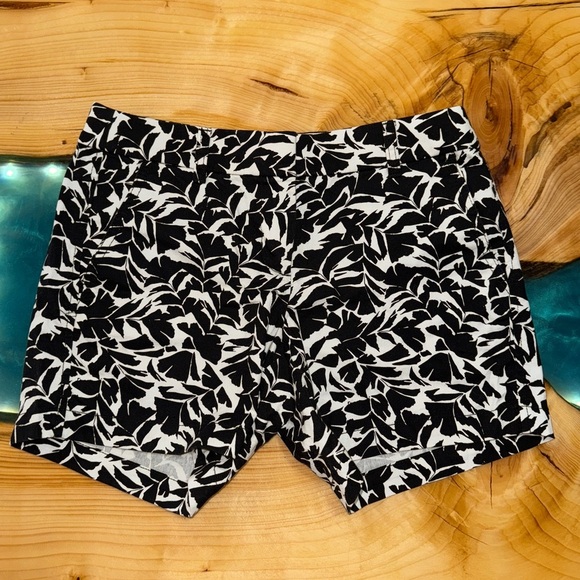 J. Crew Black and White Flat Front Artistic Shorts - Picture 1 of 4